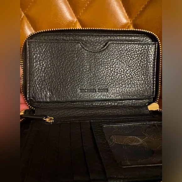 Michael Kors Wristlet black with gold hardware, pebbled leather material - Picture 2 of 3